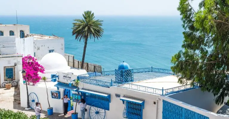 Architecture traditionnelle au bord de la mer à Carthage